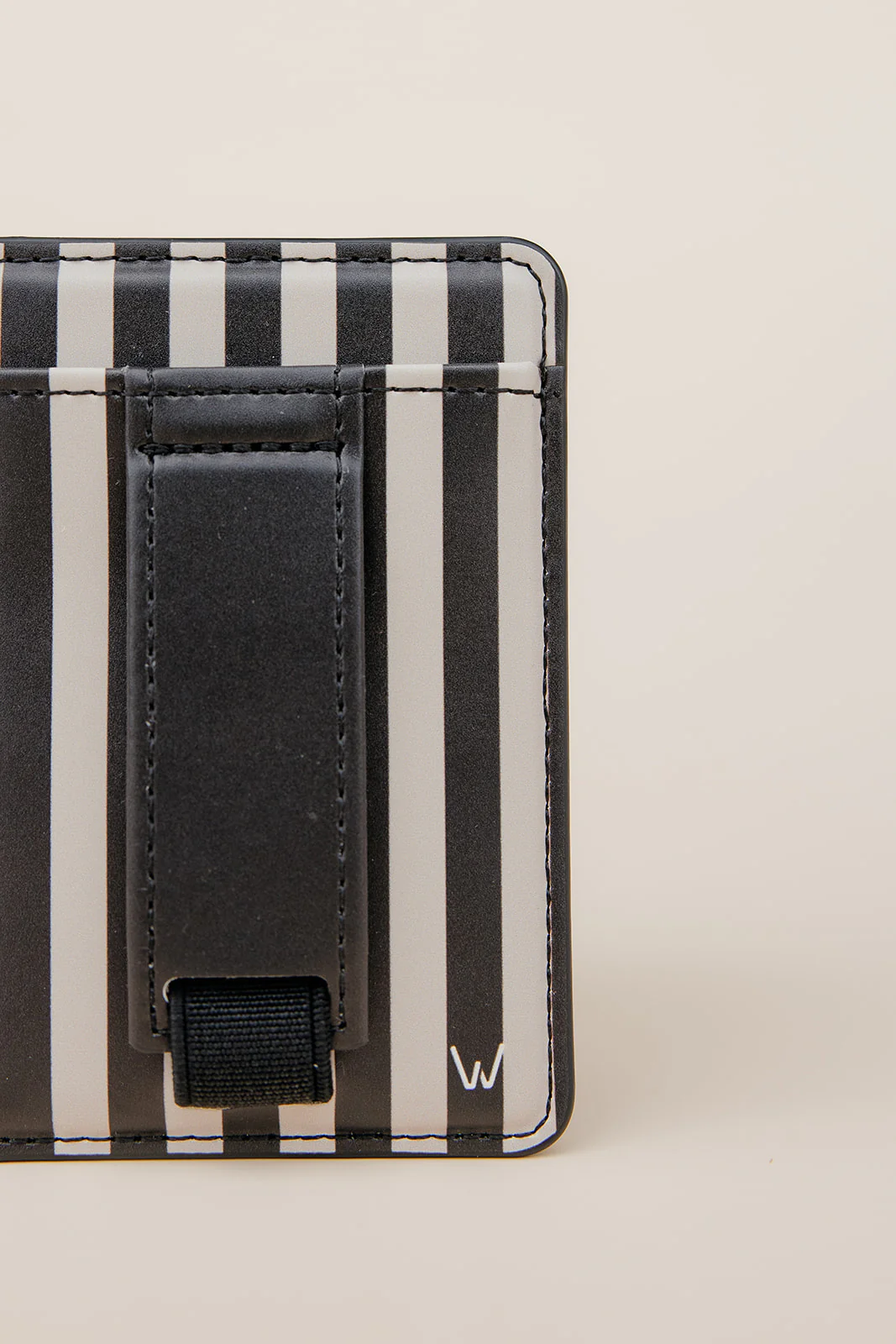 Fine Line Magnetic Wallet - Image 3